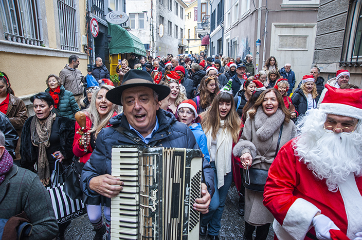 Beyoğlu'nda bir Noel geleneği:  Zoğrafyon'dan 